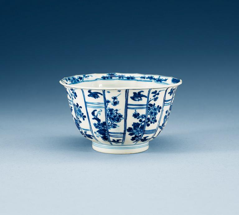 A blue and white bowl. Qing dynasty, Kangxi (1662-1722).