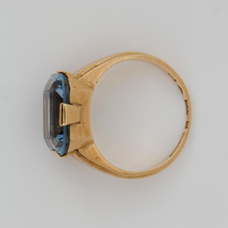 RING, 18 k guld med akvamarin ca 12 x 10 mm. Vikt ca 4 g.