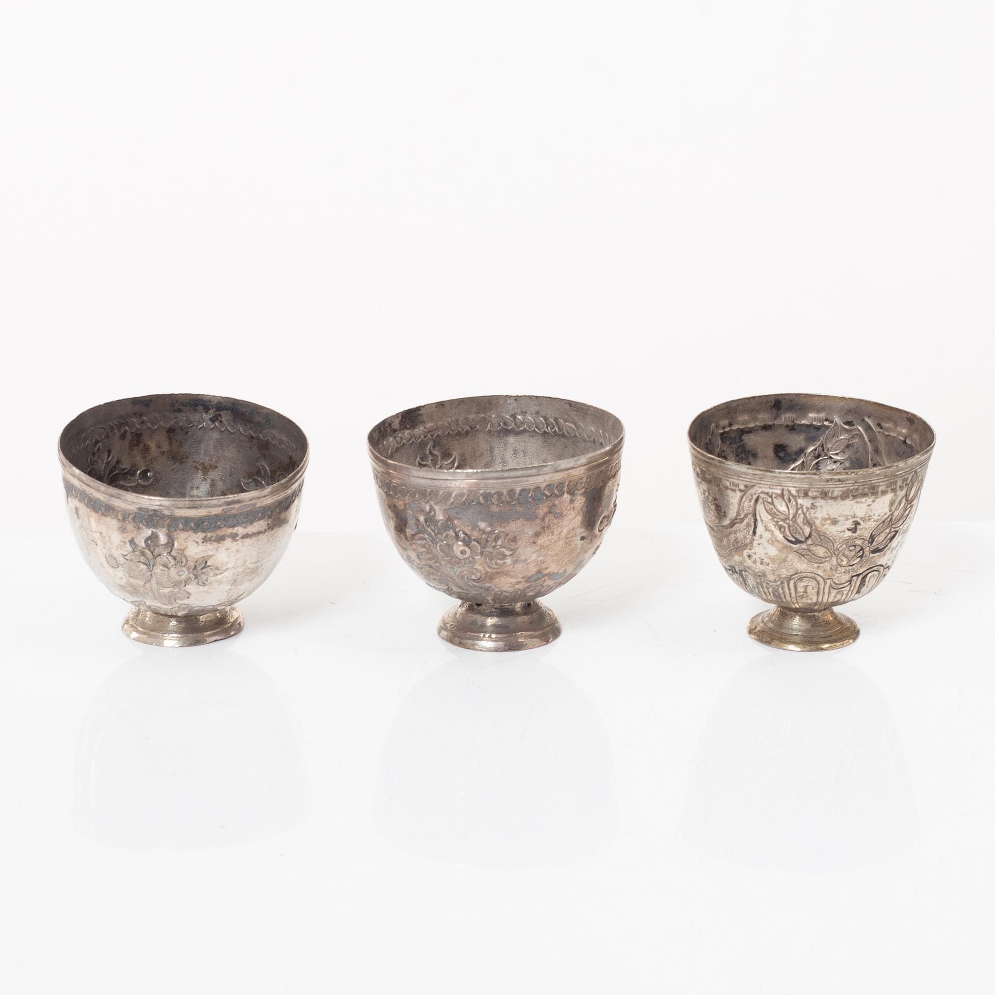 Skålar, tre stycken samt tre bägare och figurin, metall, Centralasien.