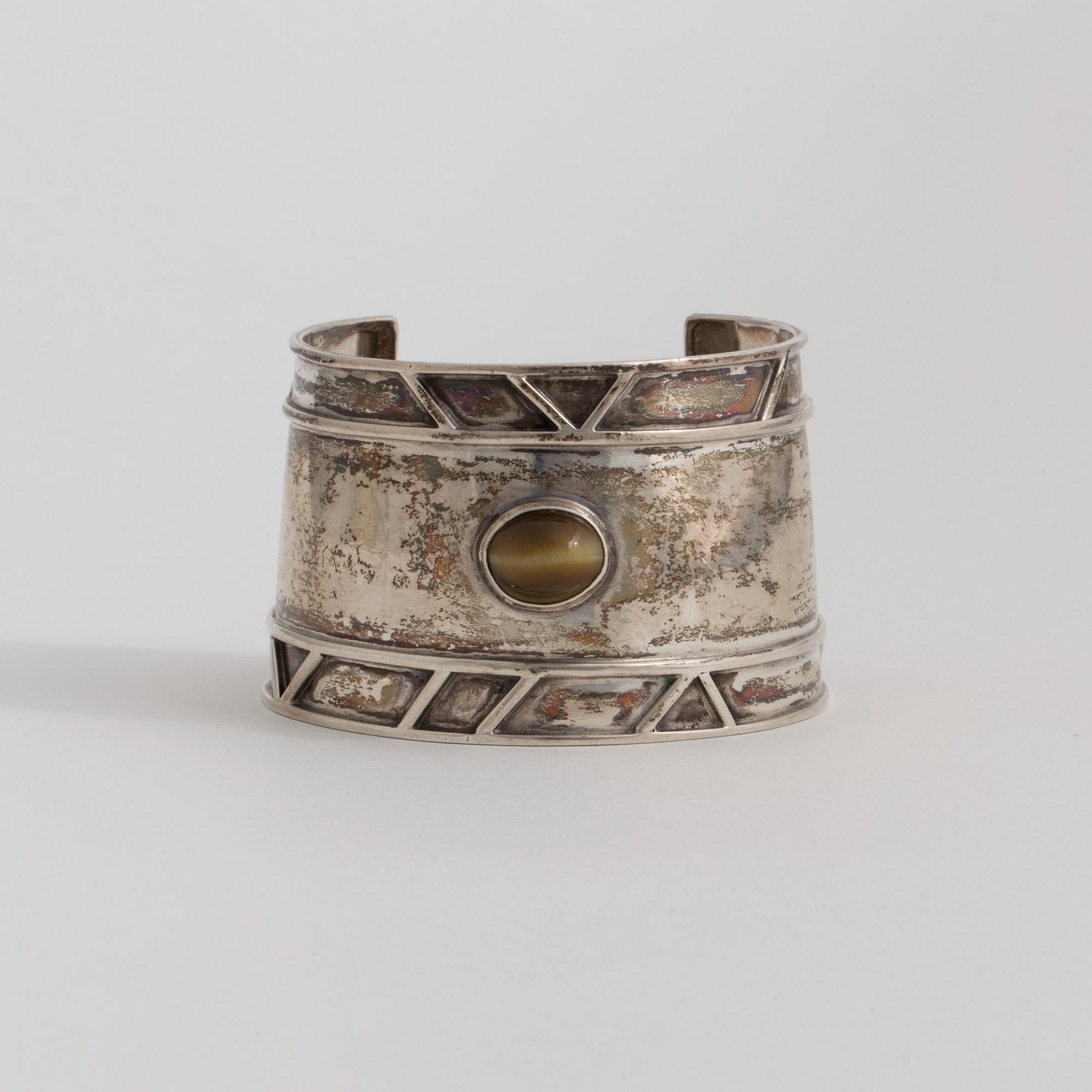 ARMRING, med cabochonslipat tigeröga, Sven Erik Högberg, Göteborg, 1957.