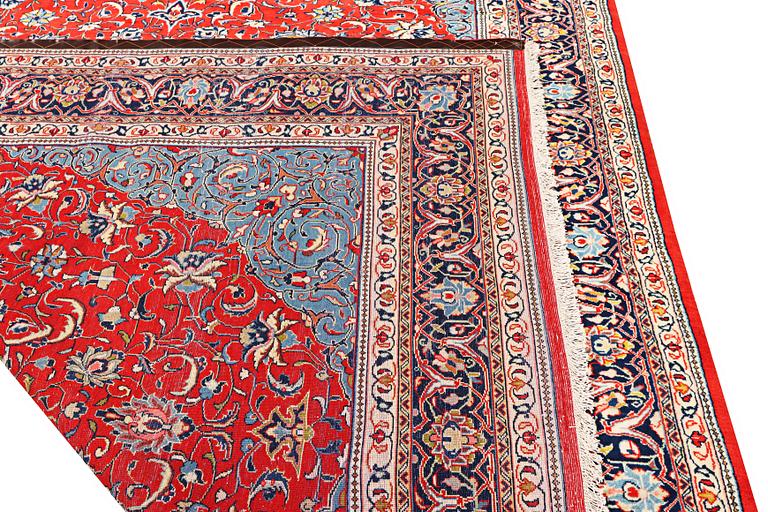 A Kashan carpet, a. 320 x 234 cm.