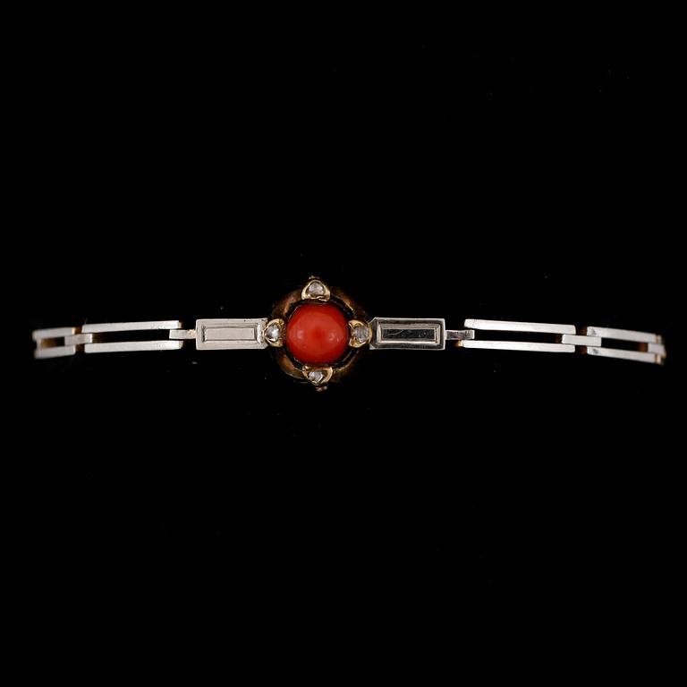 ARMBAND, 18k tvåfärgat guld med korall och små rosenstenar. Sverige, 1916. Vikt 8g.