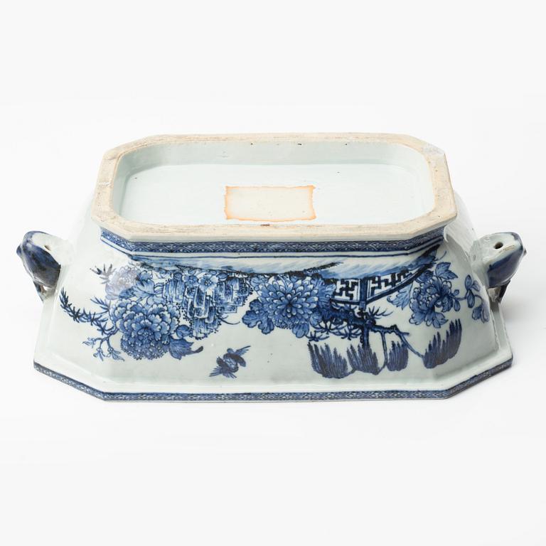 A blue and white tureen with cover, Qingdynasty, Qianlong (1736-95).