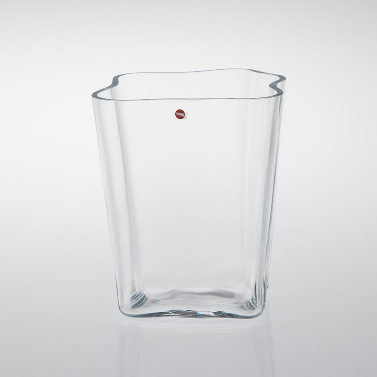 ALVAR AALTO, GLASSKULPTUR, 4 delar, "Aalto-blomman", signerad Alvar Aalto, Iittala 2002.