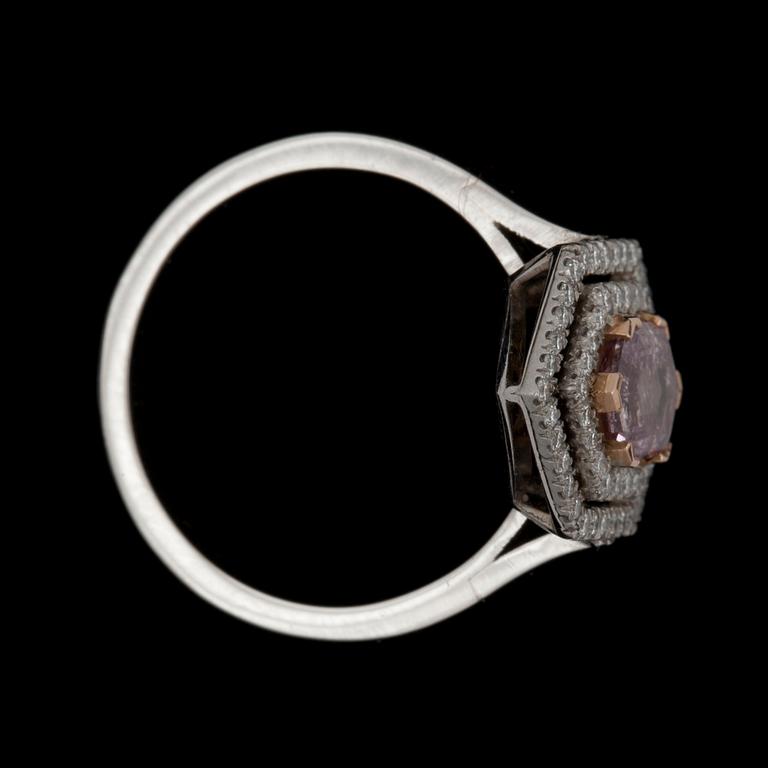 RING med Fancy Deep Brownish Purple Pink diamant 0.86 ct omgärdad av färglösa diamanter totalt ca 0.30 ct.