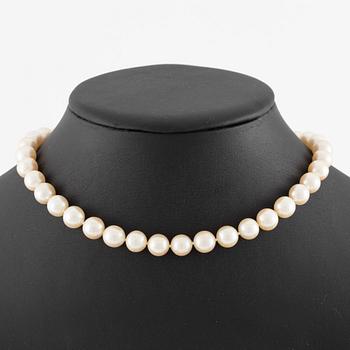 Atelier Stigbert, necklace of cultured pearls and clasp 18K gold with cabochon-cut green tourmaline.