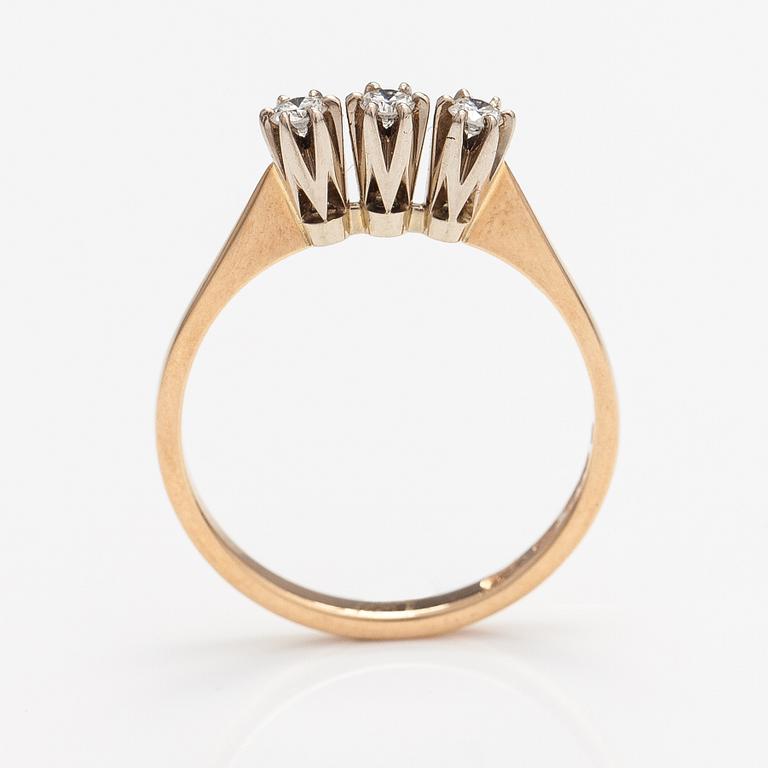 Elis Kauppi, Sormus,, 14K kultaa, timantteja n. 0.15 ct yht kaiverruksen mukaan. Kupittaan Kulta, Turku 1981.