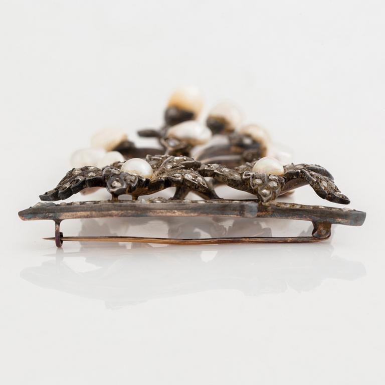 Brosch blomma med rosenslipade diamanter och pärlor.