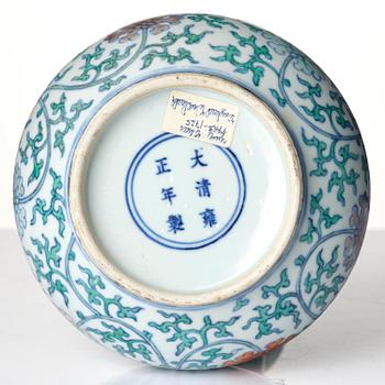 Vas, porslin. Qingdynastin med Yongzhengs märke.