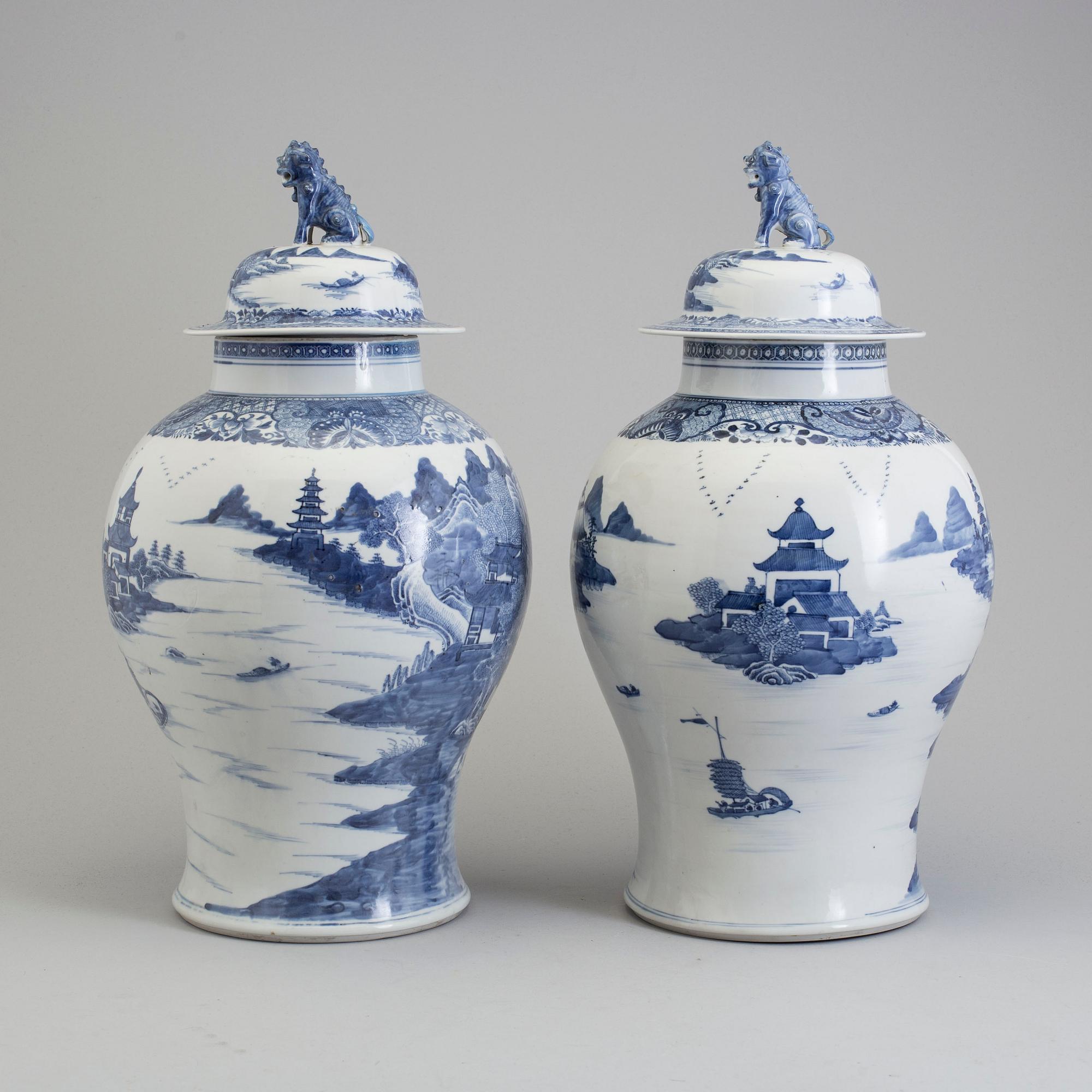 URNOR med LOCK, två snarlika, porslin. Qingdynastin, Qianlong (1736-95).