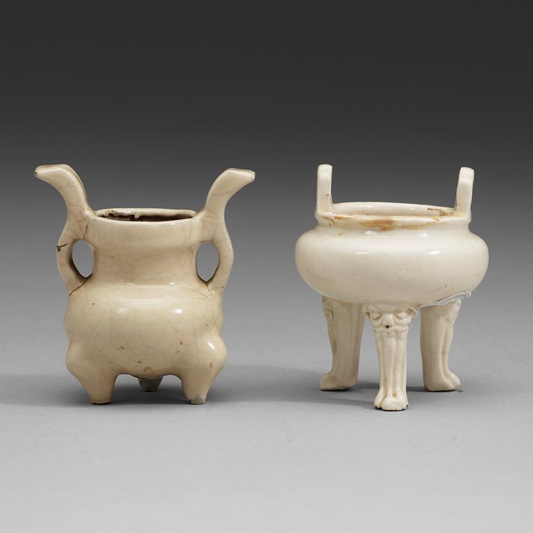Two porcelain tripod censers, Qing dynasty, Kangxi (1662-1722).