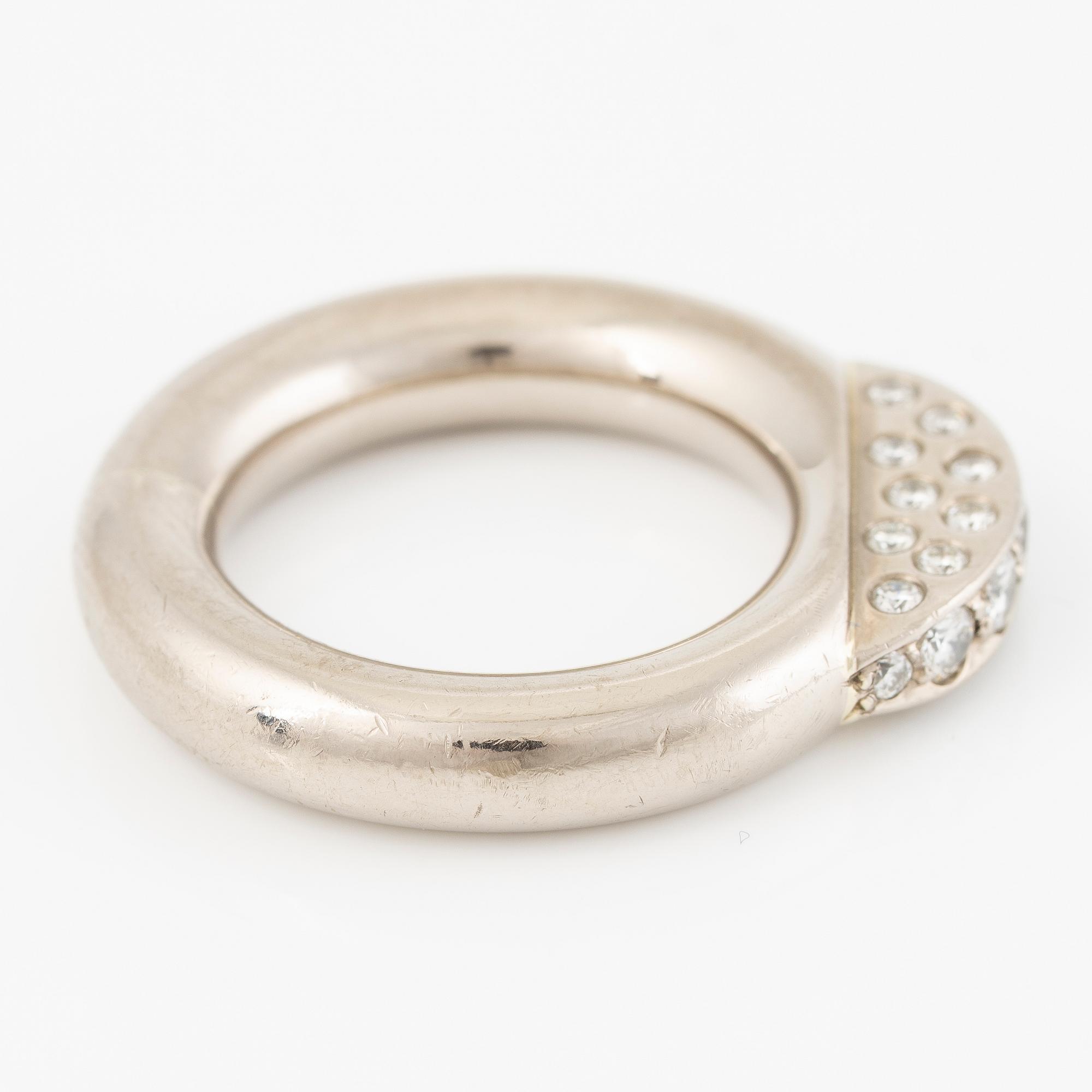 Ring 18K vitguld med briljantslipade diamanter.