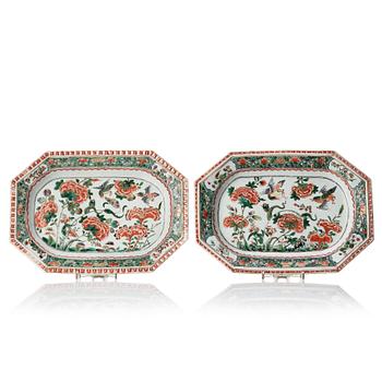 A pair of famille verte pie crust dishes, Qing dynasty, Kangxi (1662-1722).