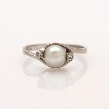 Ring, 18K vitguld, med pärla och briljanter.