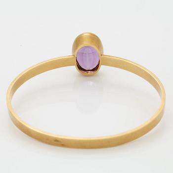 Wiwen Nilsson, an 18k gold bangle with a facet cut amethyst, Lund 1968.