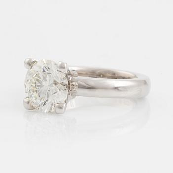An 18K white gold ring set with a round brilliant-cut diamond.