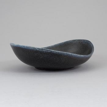 A Carl-Harry Stålhane stoneware dish, Rörstrand 1950's.