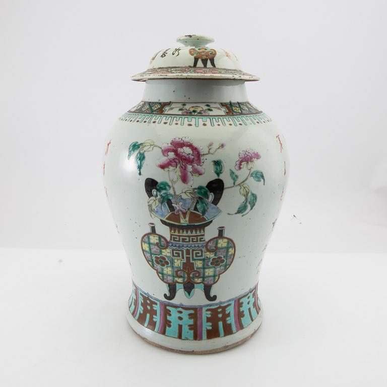 Lock urn China 19th century porcelain.