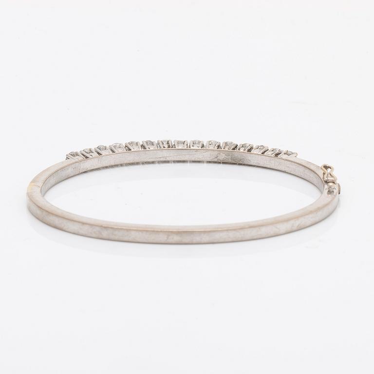 Bangle 18k whitegold old-cut diamonds approx 2,5 ct in total, inner diameter approx 17 cm, hinge mechanism.