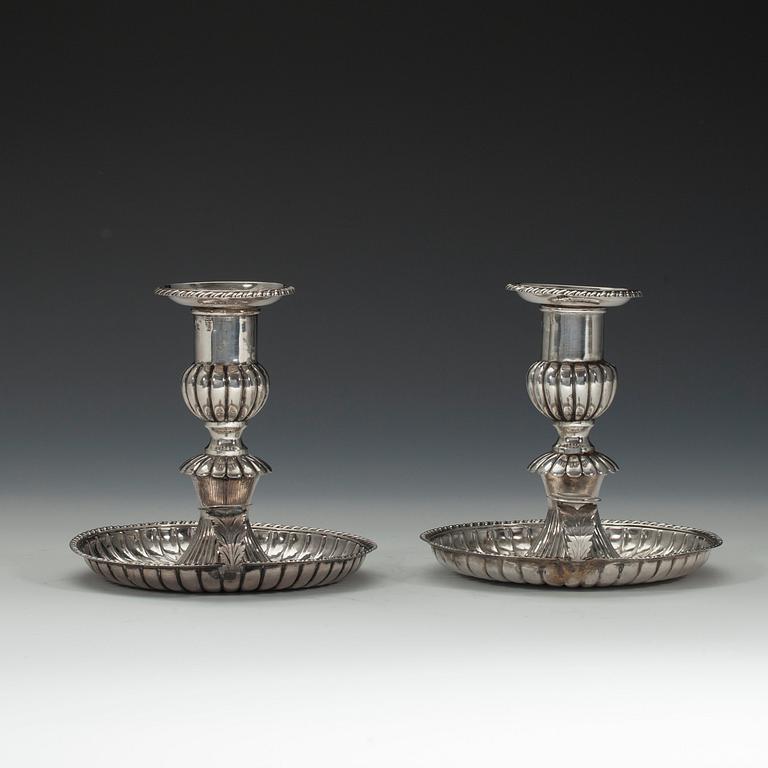 LJUSSTAKAR , ett par. Silver. Olof Robert Lundgren Åbo 1845. Höjd 10 cm. Vikt 200 g.