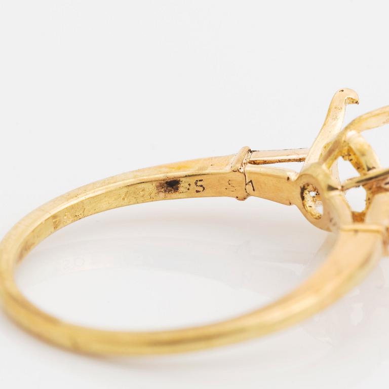 An 18K gold ring set with a round brilliant-cut diamond weight 3.30 cts quality E vs2.