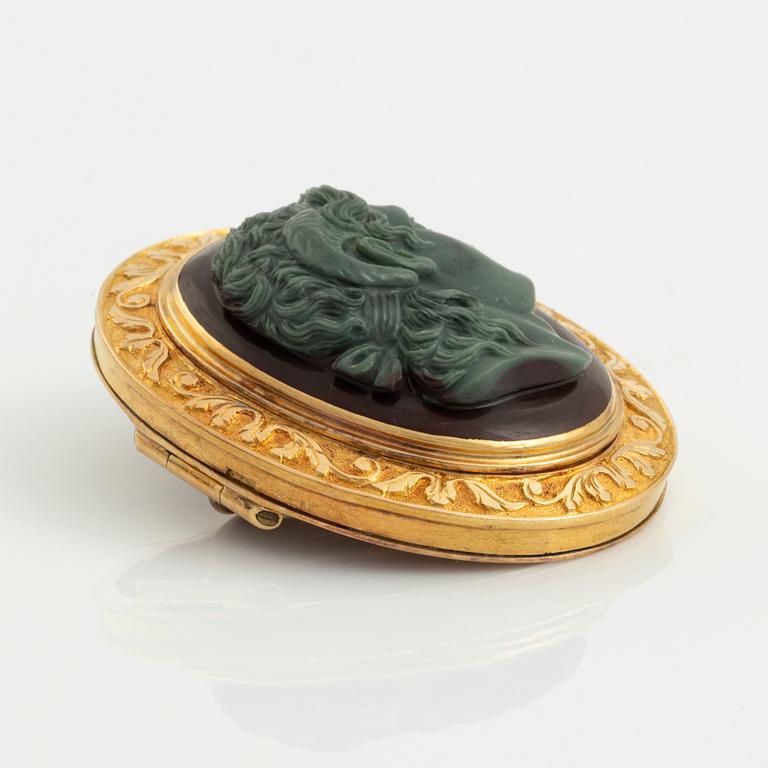 An 18K gold and hard stone cameo, 19th century.