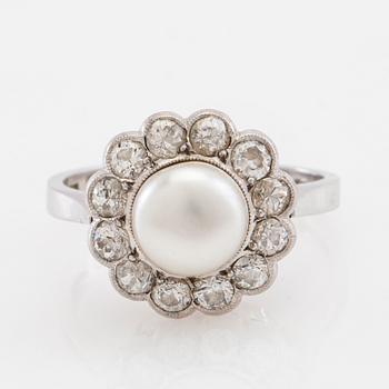 Ring 18K vitguld med runda gammalslipade diamanter och en odlad pärla.