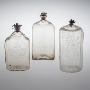 BRÄNNVINSFLASKOR, 5 st. Glas. 1800-tal.
