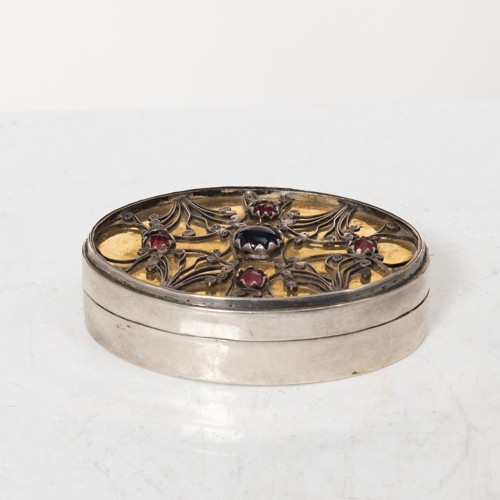 Dosa, delvis förgyllt silver, av Carl Anders Bahr (verksam i Visby 1835-52).