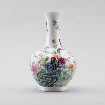 VAS, porslin, Kina, bär Qianlongs märke, Sannolikt 1900-tal.