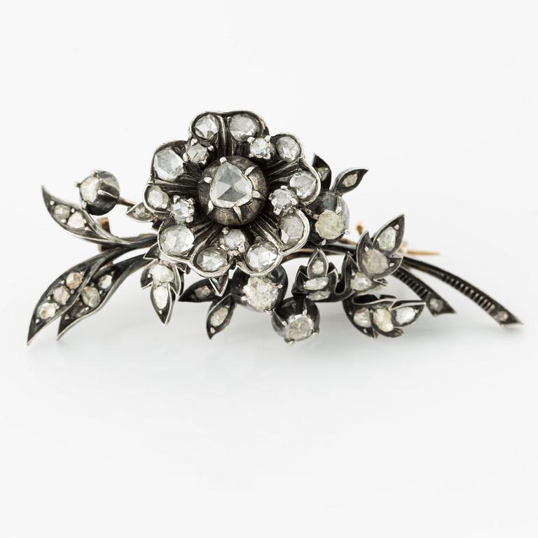 Brosch,  i form av blomsterkvist,  silver med rosenslipade diamanter.