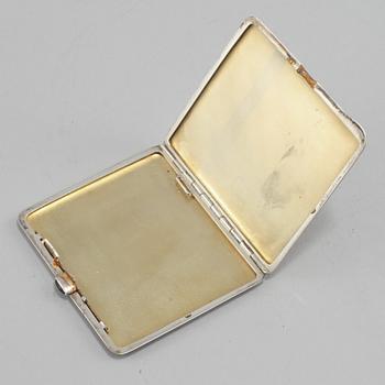 CIGARETTETUI, silver, importstämplad, omkring 1900-talets mitt. Vikt 95 g.