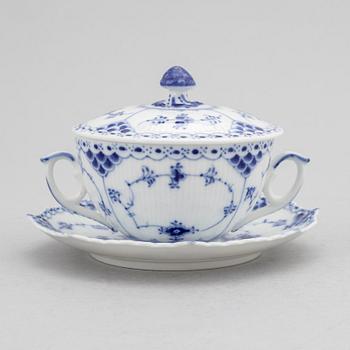 Royal Copenhagen, buljongkoppar, 8 st med lock och fat, porslin, "Musselmalet Halv Blonde", Danmark, 1958-62.