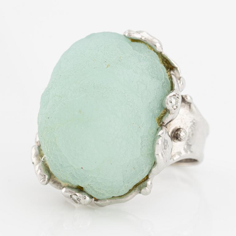 Ring in 18K gold with a green stone possibly beryl, by Jurgen Girgsdies.