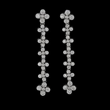 1160. A pair of brilliant cut diamond earrings, tot. 1.6 ct.