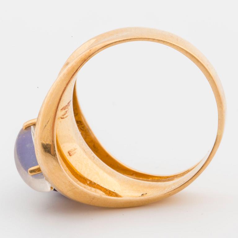 RING, 18K guld, ametist och månsten.
