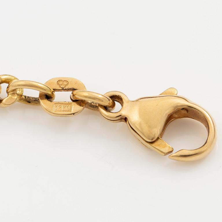 Hänge i form häst 18K guld med baguetteslipade diamanter och färgstenar samt emaljdetaljer.