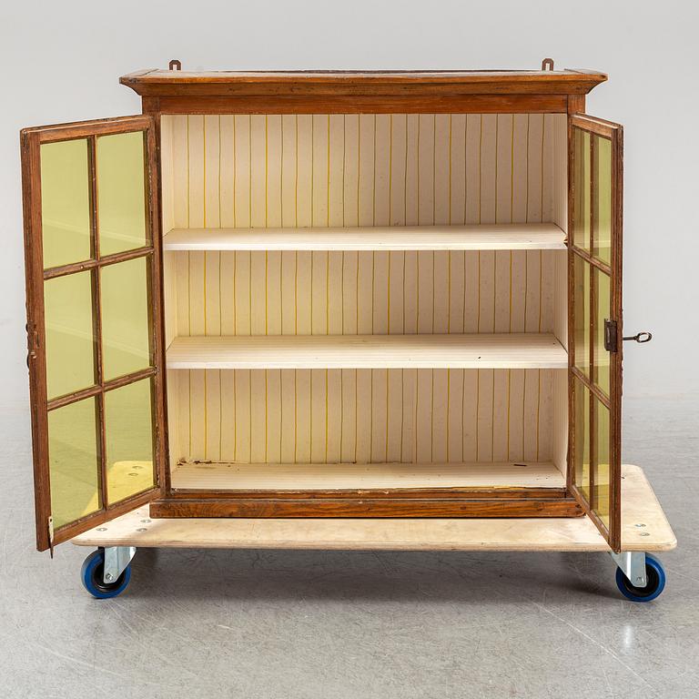 A display cabinet from the first half of the 19th century.