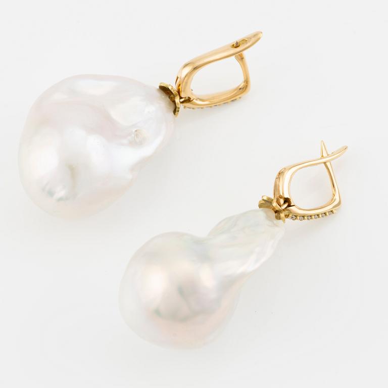 A pair of earrings in 18K gold with cultured baroque freshwater pearls and round brilliant-cut diamonds.