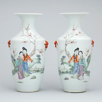 VASER, ett par, porslin, Kina, 1900-talets mitt.