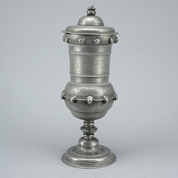 SKRÅPOKAL, tenn, Barock, otydliga stämplar, troligen Tyskland, bär datering 1670.