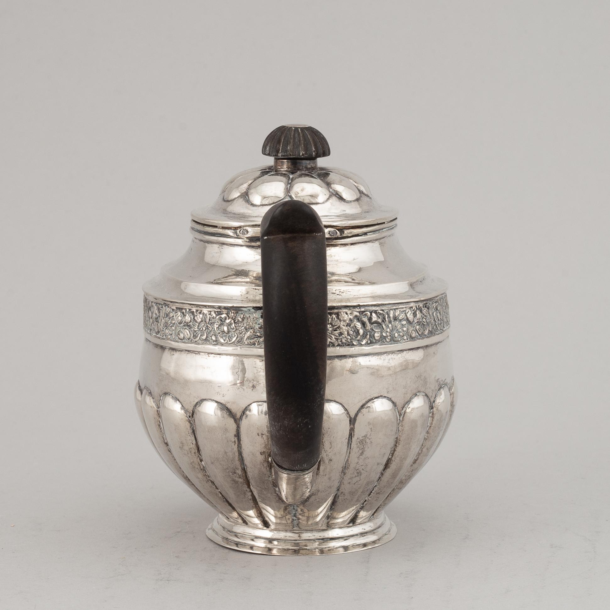Tekanna, silver, Moskva 1833. Fransk kontrollstämpel.