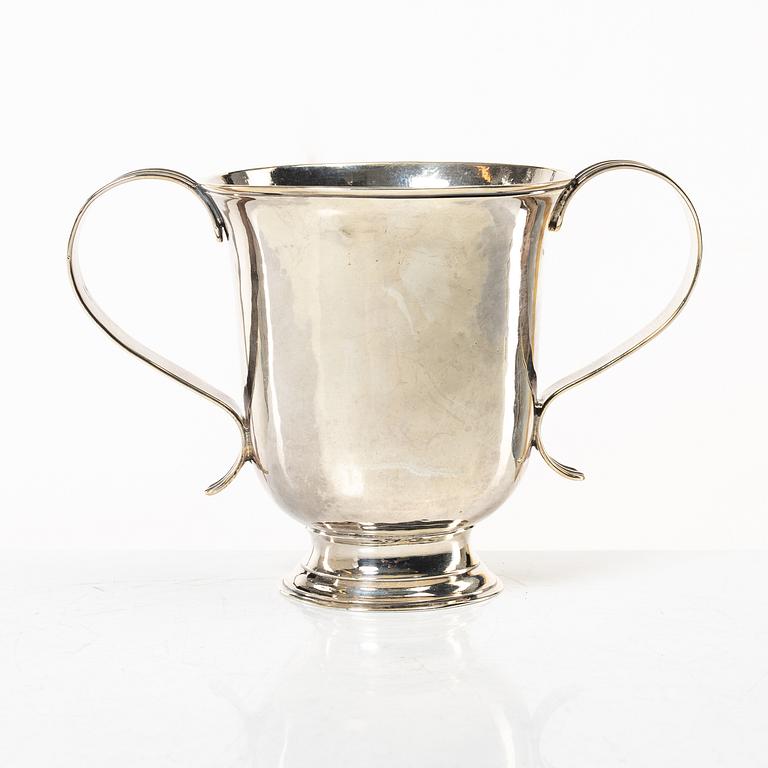 An English silver porringer, mark of Benjamin Cartwright I, London 1760.