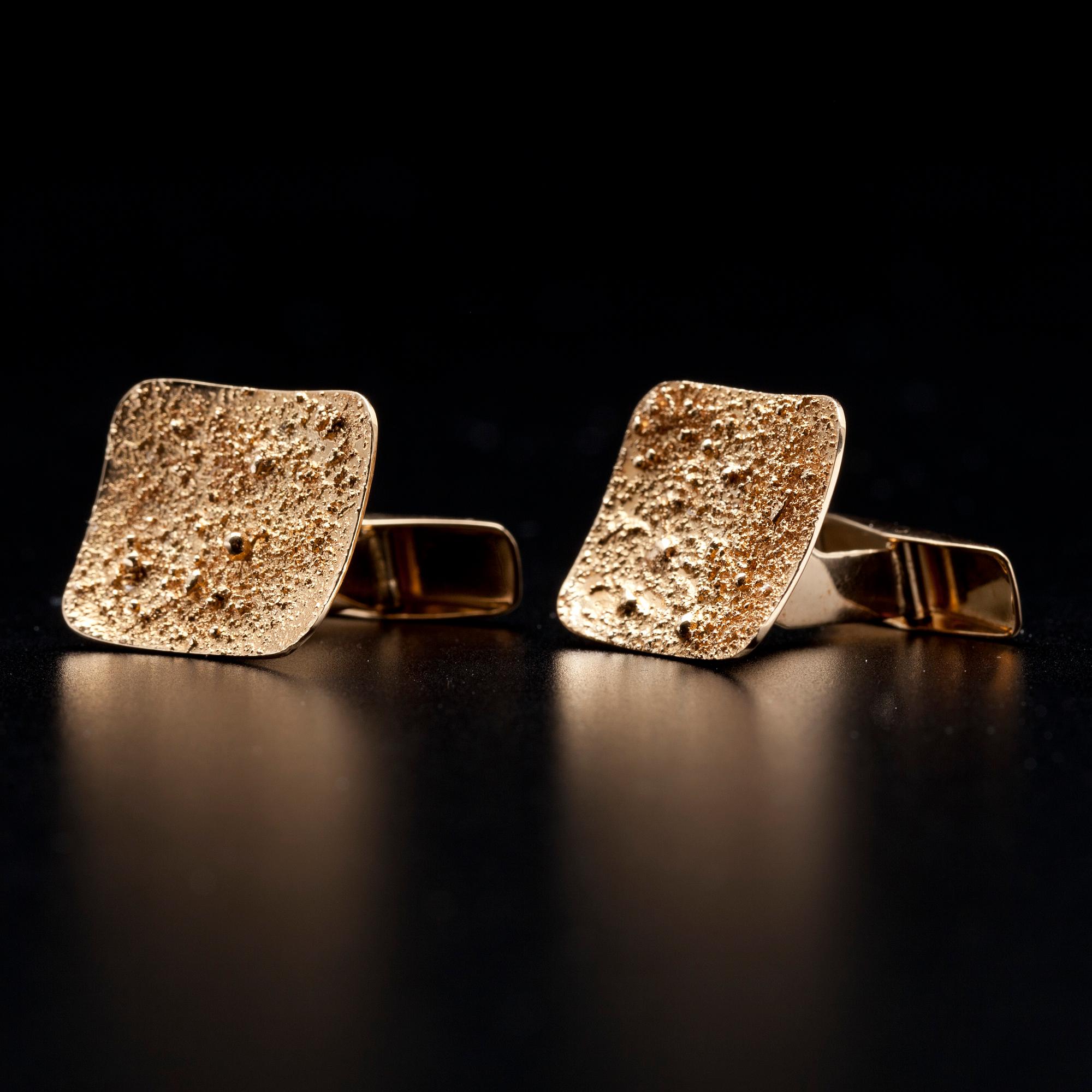MANCHETTKNAPPAR, guld 14K, finska stämplar 1971, "KÄSITYÖ" (handarbete). Vikt 9 g.