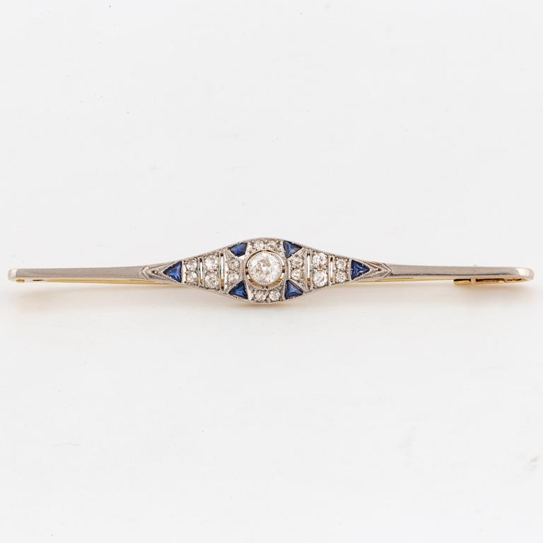 BROSCH, med gammalslipade diamanter och safirer.