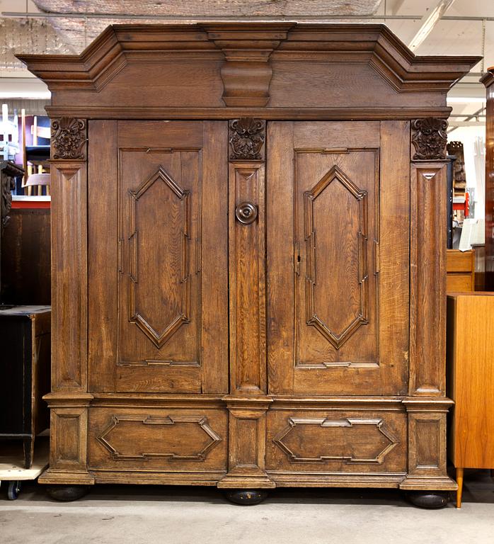 SKÅP, barockstil, 1800-tal med äldre delar.