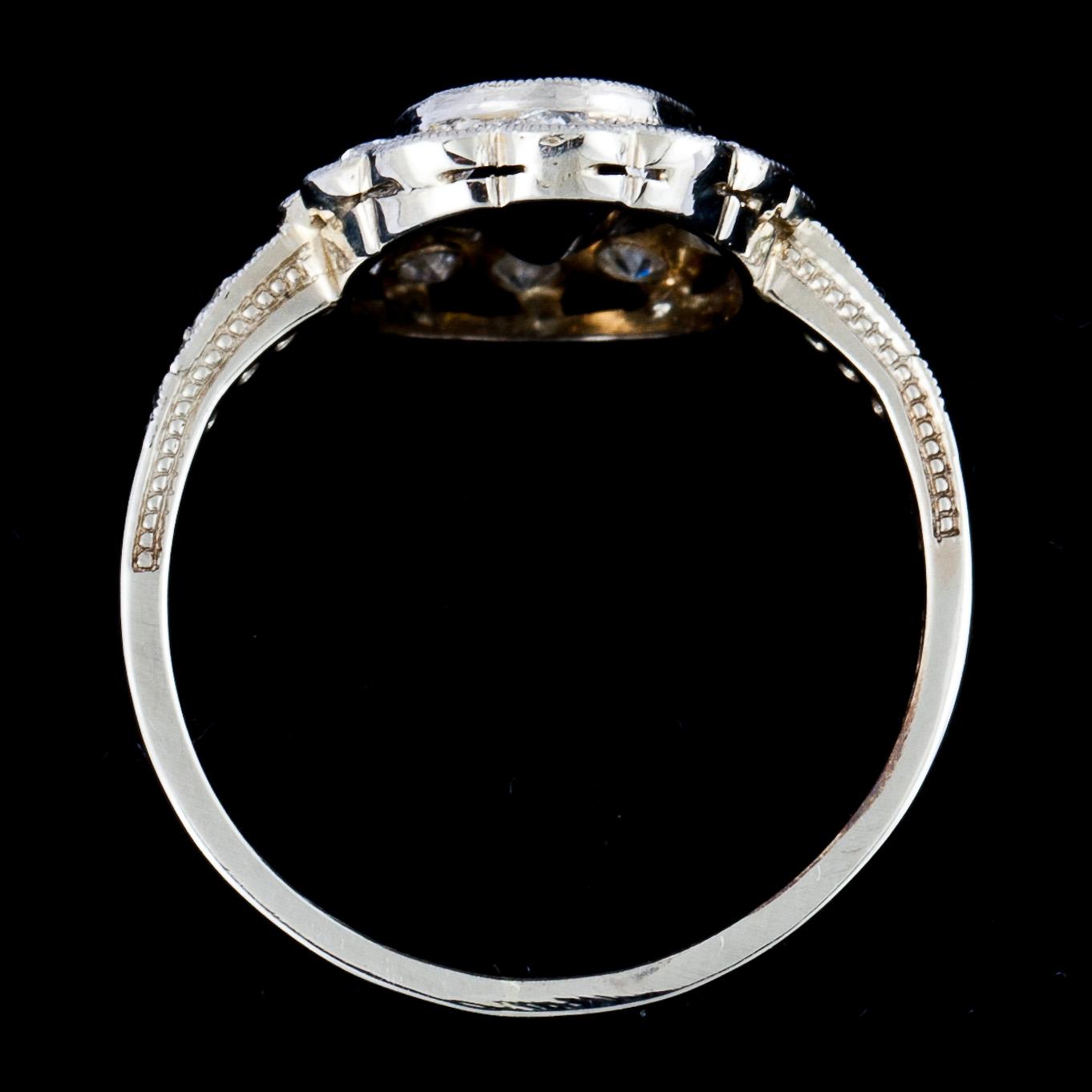 RING, 18k vitguld med mörkt blå safir samt fasettslipade diamanter, tot ca 0,45 ct. Vikt ca 2,5 g.