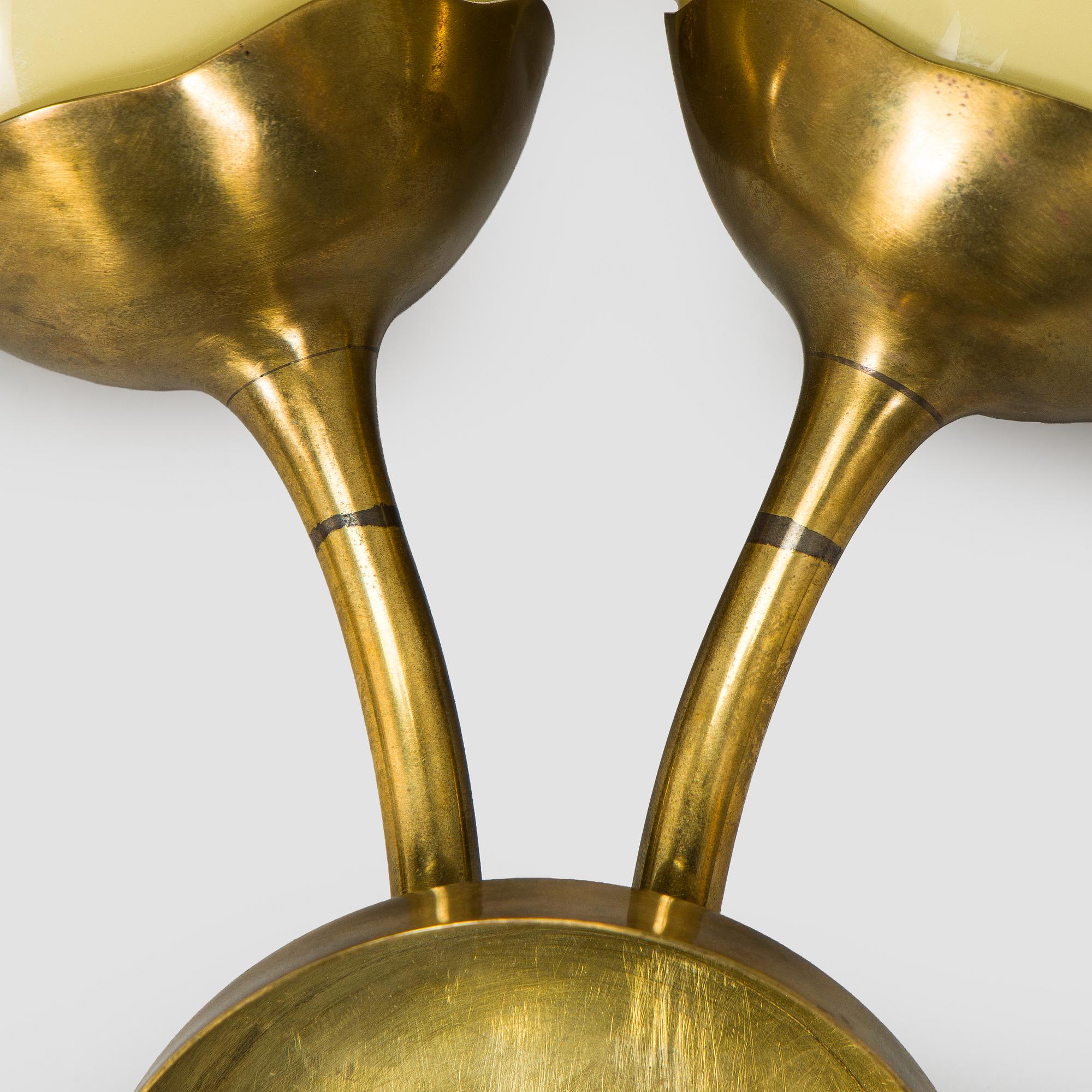 Paavo Tynell, a mid-20th century '9452' wall light for Idman.