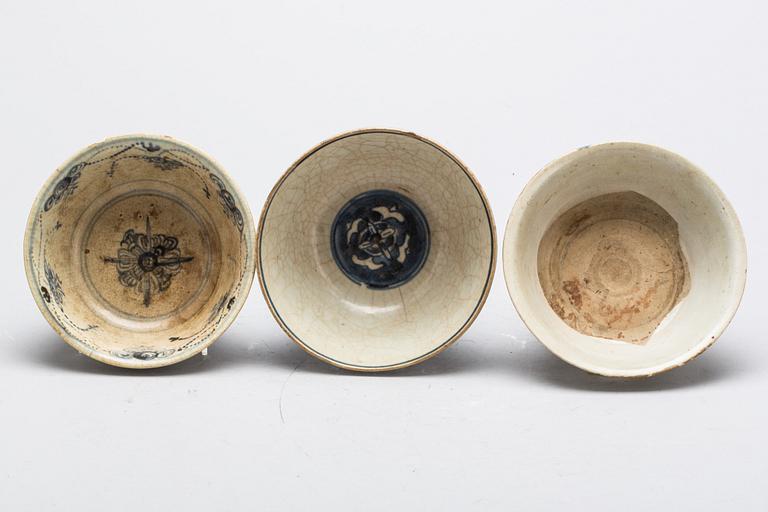 SKÅLAR, 3 st, porslin, Syd/Sydostkina, 1500-1600-tal.