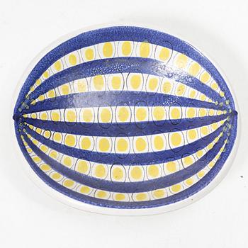 Stig Lindberg, A bowl with lid and dishes, 2 pcs, faience, Gustavsberg studio.